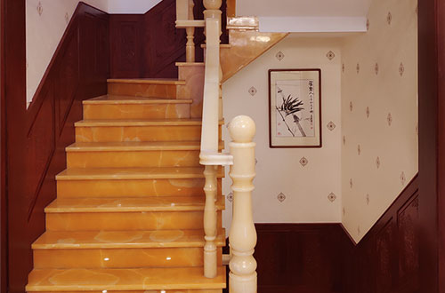柳南中式别墅室内汉白玉石楼梯的定制安装装饰效果